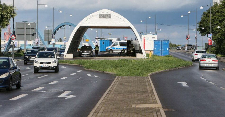 zdjęcie: MSWiA: prawie 64 tys. osób skontrolowano w minionym tygodniu na granicach z Niemcami i Litwą / Frankfurt nad Odrą, 04.08.2025. Kontrole na niemiecko-polskim przejściu granicznym we Frankfurcie nad Odrą, 4 bm. Niebawem rozpocznie się protest pod hasłem