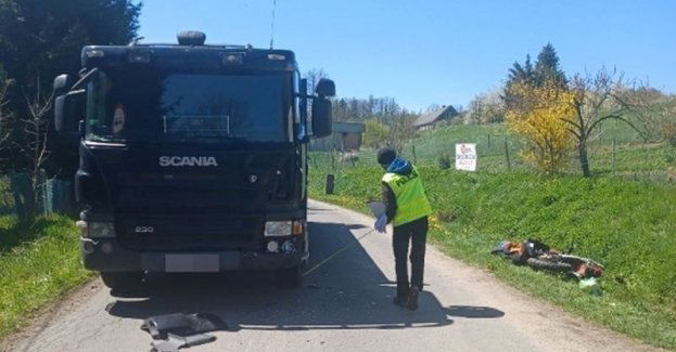 Motocyklista czołowo zderzył się z ciężarówką