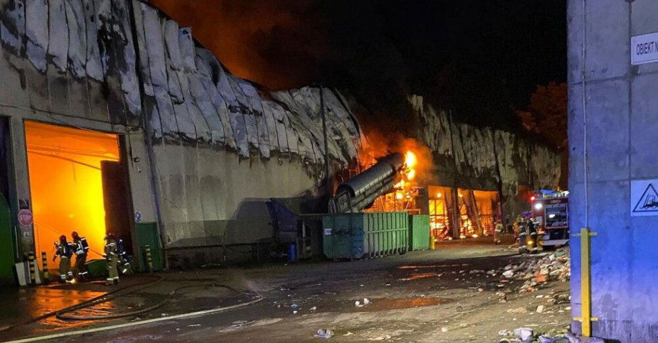 zdjęcie: Elbląg: po pożarze sortowni odpadów jakość powietrza nie budzi obaw, ale jest apel, by nie otwierać okien / Elbląg, 27.10.2025. Pożar w sortowni odpadów przy ulicy Mazurskiej w Elblągu, 26 bm. Paliła się hala o wymiarach 60 m na 20 m i wysokości 8 m. (aldg) PAP/KMP w Elblągu
***Do tego materiału zdjęciowego dostępna jest również depesza w systemie CSI, pt.: Elbląg/ Po pożarze sortowni odpadów jakość powietrza nie budzi obaw, ale jest apel, by nie otwierać okien*** HANDOUT EDITORIAL USE ONLY NO SALES