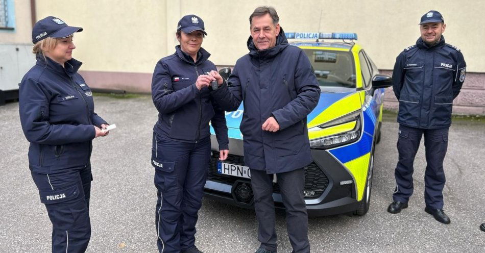 zdjęcie: Nowy ekologiczny radiowóz trafił do chojnickiej policji / fot. KPP w Chojnicach