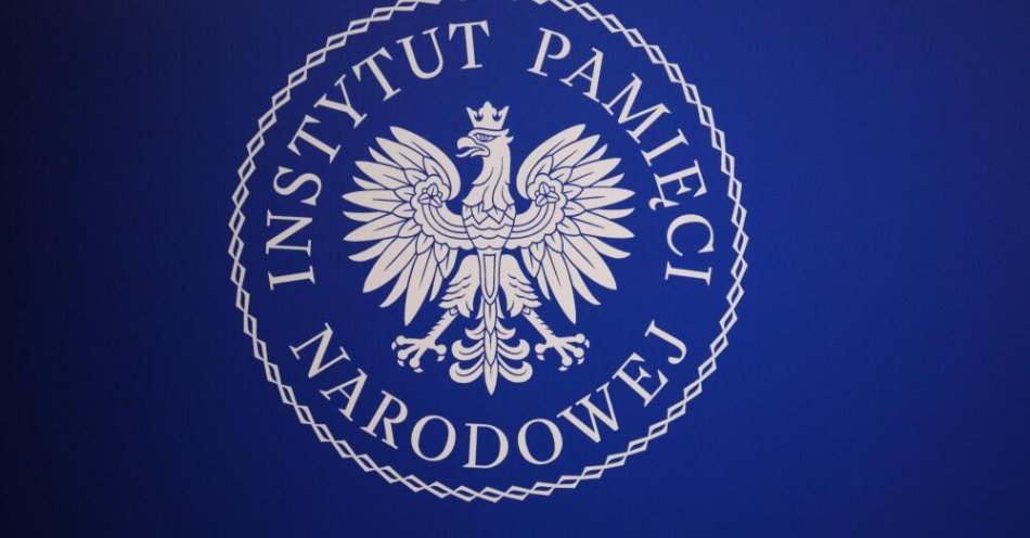 zdjęcie: IPN: w Woli Ostrowieckiej na Wołyniu odnaleziono szczątki ofiar zbrodni / Warszawa, 25.10.2023. Logo Instytutu Pamięci Narodowej na konferencji prasowej w w Muzeum Żołnierzy Wyklętych i Więźniów Politycznych PRL w Warszawie, 25 bm. Konferencja dotyczyła inauguracji VII mazowieckiej edycji projektu