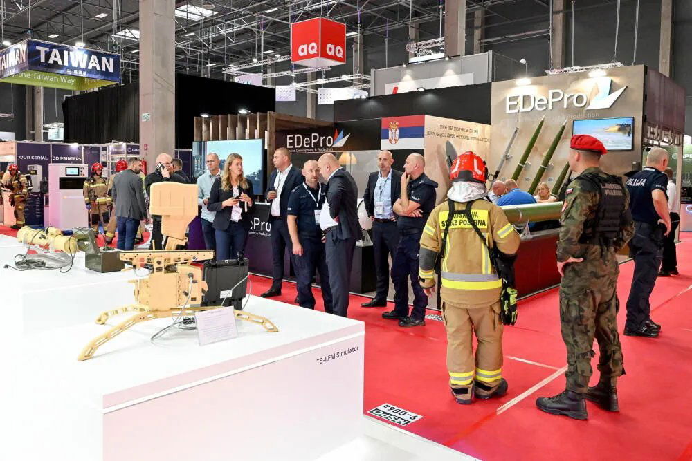zdjęcie: Kielce: na MSPO w jednej z hal rozlano ciecz zawierającą kwas masłowy – policja szuka sprawców / Kielce, 09.09.2026. Akcja służb z powodu znalezienia wylanej substancji niewiadomego pochodzenia, podczas XXXIV Międzynarodowego Salonu Przemysłu Obronnego na terenie Centrum Kongresowego Targów Kielce w Kielcach, 9 bm. (ad) PAP/Piotr Polak