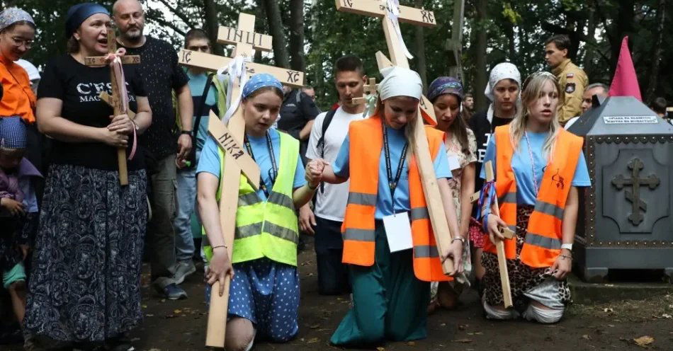 zdjęcie: Rozpoczęły się obchody święta Przemienienia Pańskiego w prawosławnym sanktuarium na Grabarce / Grabarka, 18.08.2026. Uczestnicy pielgrzymki na Św. Górze Grabarce, 18 bm. Uczestnicy pieszych pielgrzymek docierają do prawosławnego sanktuarium na św. Górze Grabarce koło Siemiatycz w przeddzień głównych uroczystości święta Przemienia Pańskiego. Grabarka, nazywana często