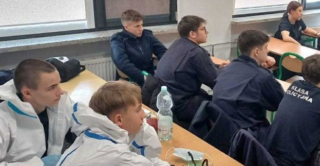 Uczniowie poznali pracę technika kryminalistyki w Polkowicach