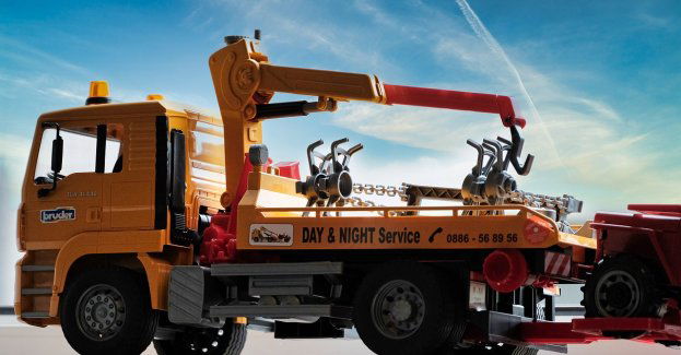 Laweta wjechała w nocy w budynek; zakład szewski zniszczony, czternaście osób ewakuowanych (opis)