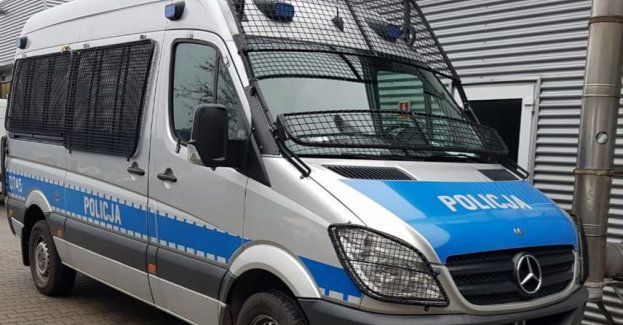 Policjanci eskortowali samochód z rodzącą kobietą