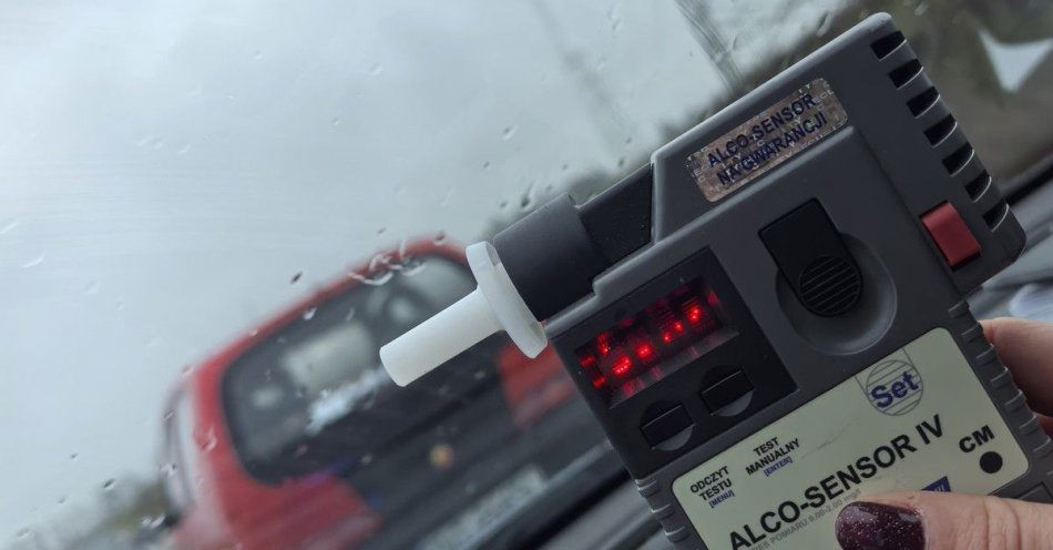 zdjęcie: Czerwone Seicento zatrzymane w Pakosławiu za jazdę po alkoholu / fot. KPP Nowy Tomyśl