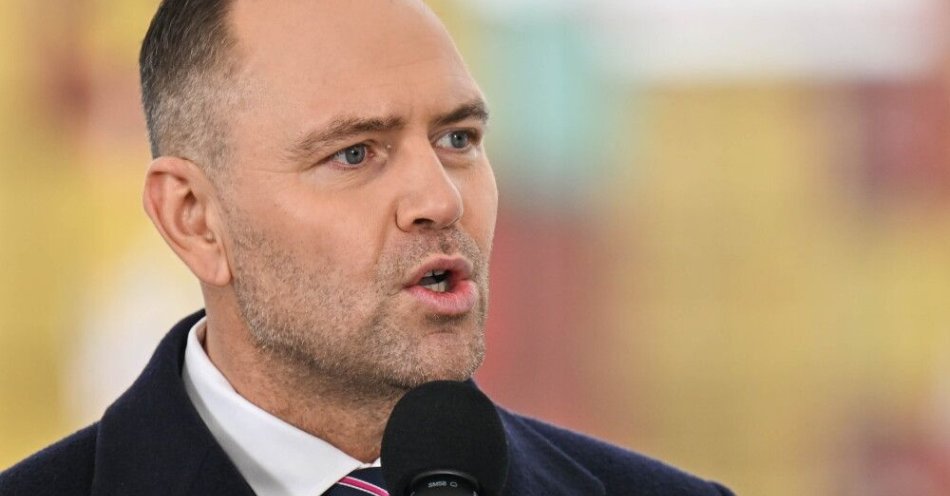 zdjęcie: Prezydent podpisał inicjatywę ustawodawczą „Tak! Dla Polskich Portów” / Gdynia, 17.10.2025. Prezydent Karol Nawrocki podczas wizyty w BCT-Bałtyckim Terminalu Kontenerowym w Gdyni, 17 bm. (sko) PAP/Marcin Gadomski