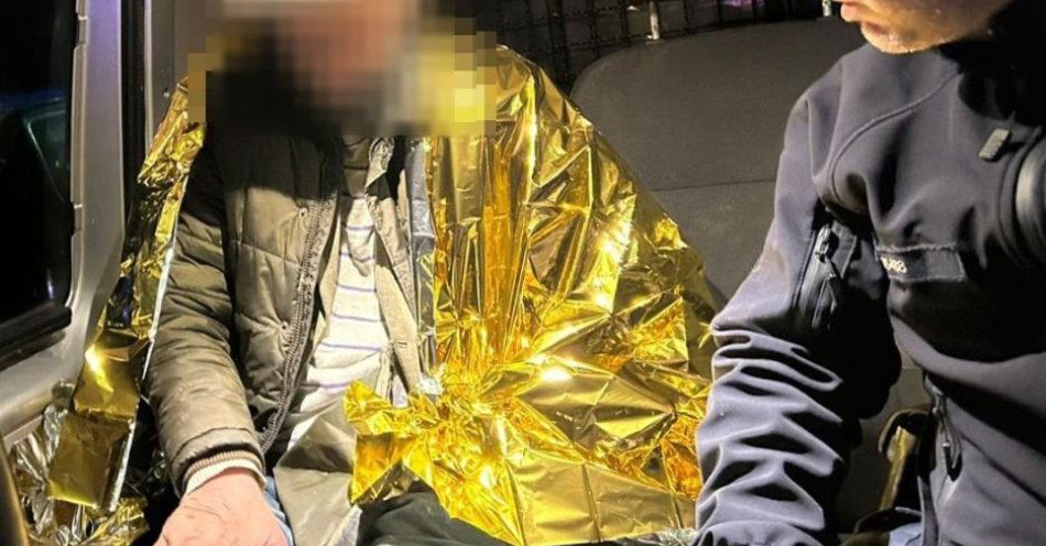 zdjęcie: Wyziębiony 67 letni mężczyzna uratowany przez policjantów / fot. KPP Opole Lubelskie