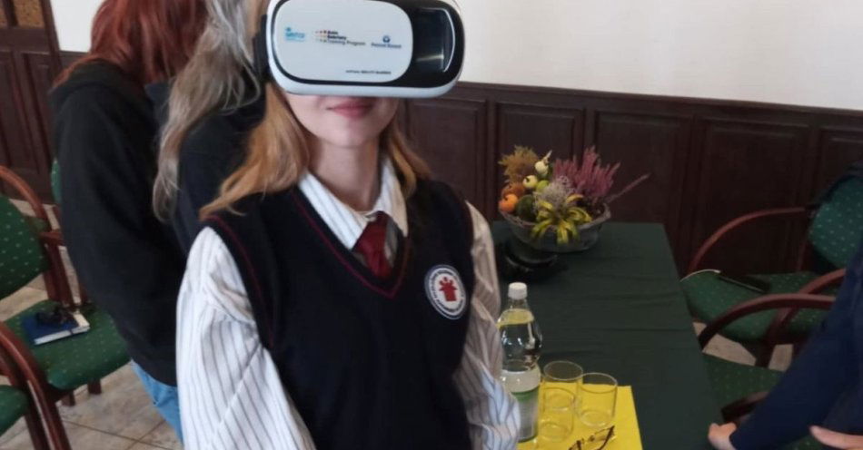 zdjęcie: Policjanci i sanepid z pokazami VR w Kolegium Kujawskim / fot. KPP Aleksandrów