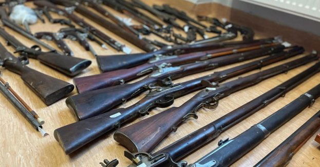 Policjanci zatrzymali sprawcę przemocy domowej i zabezpieczyli kilkadziesiąt sztuk broni palnej