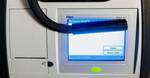 Ujęcie obywatelskie nietrzeźwego kierowcy, który jechał ulicami Pogórza z aktywnym zakazem prowadzenia pojazdów