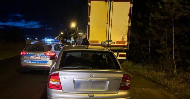 Złodzieje paliwa zatrzymani na gorącym uczynku, tłumaczyli policjantom, że kanistry znaleźli na trawniku