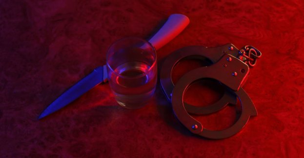 Ugodził nożem kolegę i uciekł