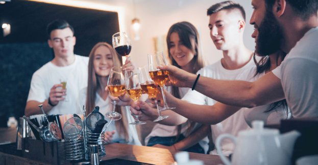 Coraz więcej młodych Polek i Polaków sięga po alkohol