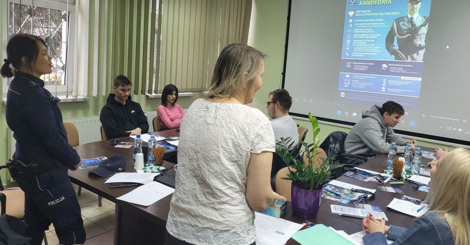 zdjęcie: Policjanci zachęcali do służby podczas spotkania w PUP / fot. KPP Aleksandrów