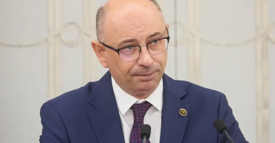 zdjęcie: Szpytma po głosowaniu w Senacie: spodziewałem się takiego wyniku / Warszawa, 06.08.2026. Wiceprezes Instytutu Pamięci Narodwej Mateusz Szpytma na sali obrad Senatu w Warszawie, 6 bm. Jednym z punktów obrad jest wyrażenie zgody na powołanie Mateusza Szpytmy na prezesa IPN, a także głosowanie nad wnioskiem prezydenta o zarządzeniu referendum ogólnokrajowego ws. unijnej polityki klimatycznej. (sko) PAP/Leszek Szymański