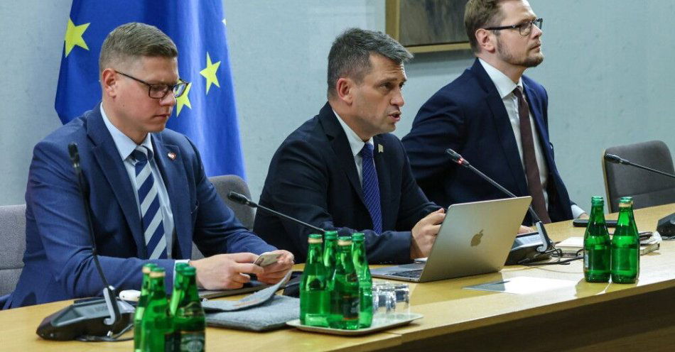 zdjęcie: Sejmowa komisja: będzie wysłuchanie publiczne ws. projektu tzw. ustawy praworządnościowej / Warszawa, 03.12.2025. Przewodniczący komisji, poseł Polski 2050 Paweł Śliz (C) i jego zastępcy, poseł PiS Paweł Woś (P) i poseł KO Patryk Jaskulski (L) na posiedzeniu sejmowej Komisji Sprawiedliwości, która zajmuje się zaopiniowaniem kandydatów na sędziów Trybunału Konstytucyjnego, 3 bm. w Sejmie w Warszawie. (mr) PAP/Albert Zawada