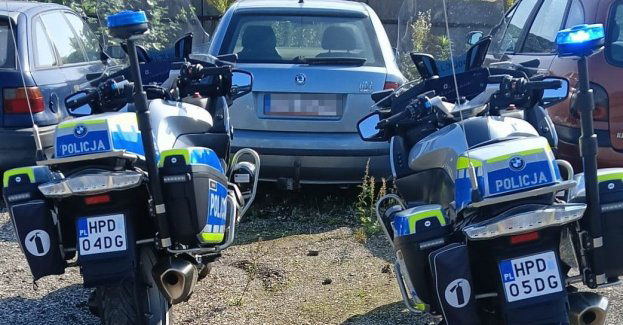 Pijany przejechał do sklepu i… zasnął na trawniku