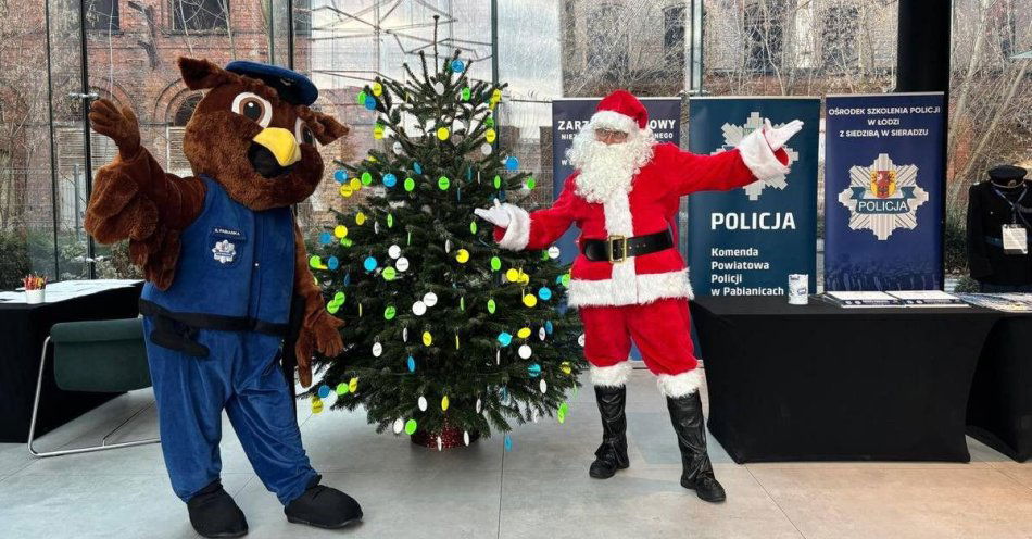 zdjęcie: Policyjny koncert w Pawelanie rozgrzał serca i obdarował dzieci / fot. KPP w Pabianicach