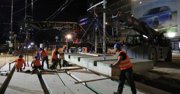 Rozpoczął się drugi etap remontu placu Zawiszy, położono już pierwsze płyty