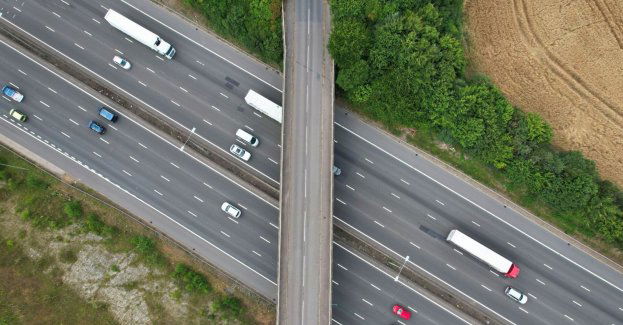 Wywrócona ciężarówka z siarką na S7; droga zablokowana w kier. Warszawy