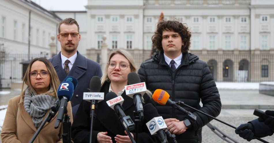 zdjęcie: Razem: prosiliśmy prezydenta by zawetował ustawę o zniesieniu dwukadencyjności / Warszawa, 29.01.2026. Przewodnicząca Koła Poselskiego Razem Marcelina Zawisza (L), współprzewodnicząca partii Razem Aleksandra Owca (2P), rzecznik prasowy partii Razem Mateusz Merta (P) oraz członek Zarzadu Krajowego Partii Razem, rzecznik prasowy okręgu Razem Mazowsze Chrystian Talik (2L) przed Pałacem Prezydenckim w Warszawie podczas konferencji prasowej po spotkaniu z prezydentem Karolem Nawrockim, 29 bm. W Pałacu odbywają się spotkania przedstawicieli klubów parlamentarnych i kół z prezydent