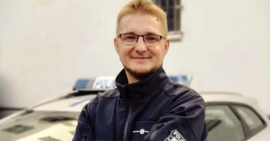 zdjęcie: W aucie przewoził niespełna 1,5-roczne dziecko, mimo tego postanowił uciekać przed Policją. Kierowany przez mężczyznę pojazd uderzył w latarnie i zjec / fot. KPP Strzelce Opolskie