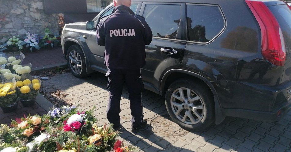 zdjęcie: Jak nie paść ofiarą złodziei na cmentarzu? Porady policji / fot. KMP w Dąbrowie Górniczej