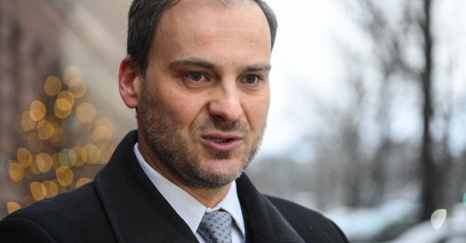 zdjęcie: Wewiór: MSZ w kontakcie z 11 Polakami, którzy zarejestrowali w systemie Odyseusz podróż do Iranu / Warszawa, 03.01.2026. Rzecznik prasowy MSZ Maciej Wewiór podczas briefingu prasowego przed siedzibą Ministerstwa Spraw Zagranicznych w Warszawie, 3 bm. Temat spotkania: Atak na Wenezuelę. (amb) PAP/Radek Pietruszka