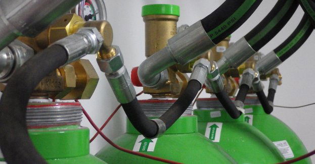 Po uszkodzeniu rury zapaleniu uległ gaz; jedna osoba poszkodowana