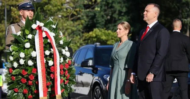 Warszawa: para prezydencka złożyła wieniec przed pomnikiem marszałka Józefa Piłsudskiego przy Belwederze