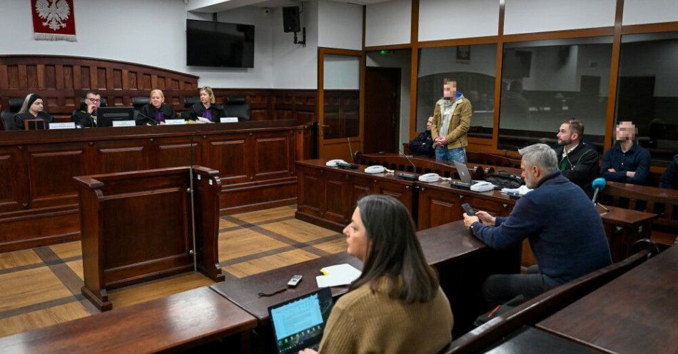 zdjęcie: Słupsk: rozpoczął się proces dwóch oskarżonych w sprawie brutalnego zabójstwa 60-latka / Słupsk, 06.02.2026. Sędzia Jarosław Turczyn (2L), główny oskarżony Andrzej K. (P) oraz drugi z oskarżonych, Zdzisław M. (4P) na sali rozpraw Sądu Okręgowego w Słupsku, 6 bm. Rusza proces dwóch mężczyzn oskarżonych o zabójstwo kolegi. Po dokonaniu morderstwa Andrzej K. z pomocą Zdzisława M. miał usunąć ze zwłok wnętrzności, które następnie wynieśli do śmietnika, co miało służyć ograniczeniu zapachu rozkładającego się ciała. Zwłoki znaleziono w mieszkaniu ofiary po 6 miesiącach od morderstwa. (jm)