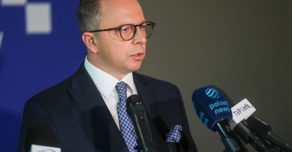 zdjęcie: Inicjatywa Polska oficjalnie się samorozwiązała / Łódź, 17.03.2025. Europoseł Dariusz Joński na konferencji prasowej przed rozpoczęciem Kongresu Kolei Dużych Prędkości w hotelu Ambasador w Łodzi, 17 bm. Wydarzeniem towarzyszącym kongresowi było XII Europejskie Forum Taborowe, w które zaangażowani byli czołowi polscy i europejscy eksperci związani z tematyką pojazdów szynowych. (amb) PAP/Marian Zubrzycki