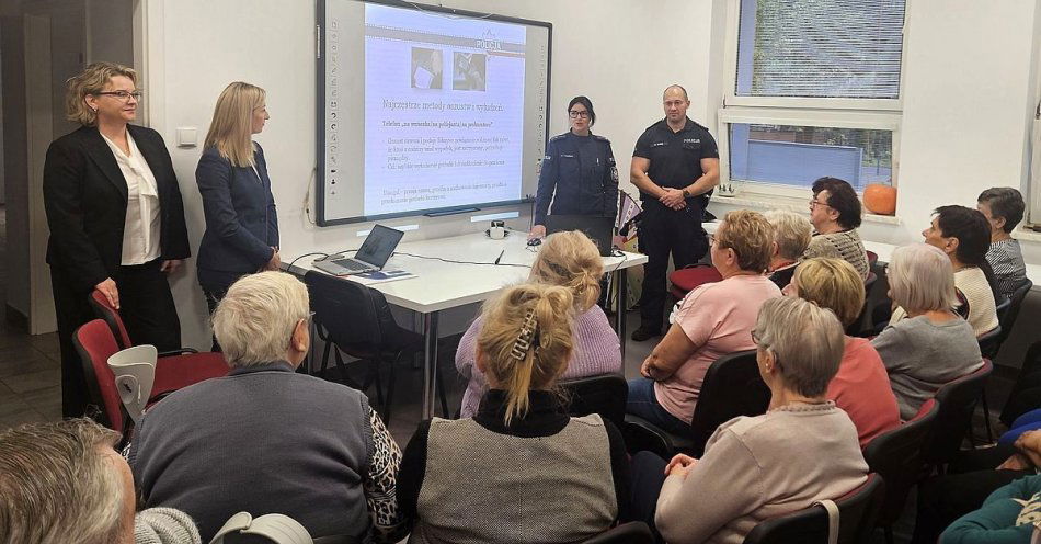 zdjęcie: Seniorzy uczą się jak nie dać się oszustom inwestycyjnym / fot. KPP w Lipnie