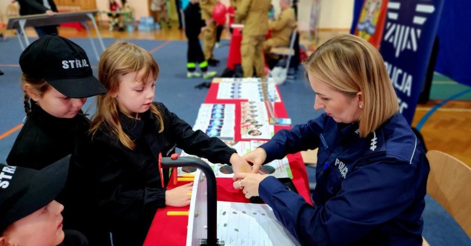 zdjęcie: Mikołajkowy turniej OSP w Wadowicach z udziałem policji / fot. KPP w Mielcu
