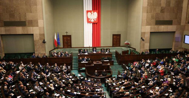 Sejm uchwalił nowelę ustanawiającą 2520 zł dodatku do renty socjalnej