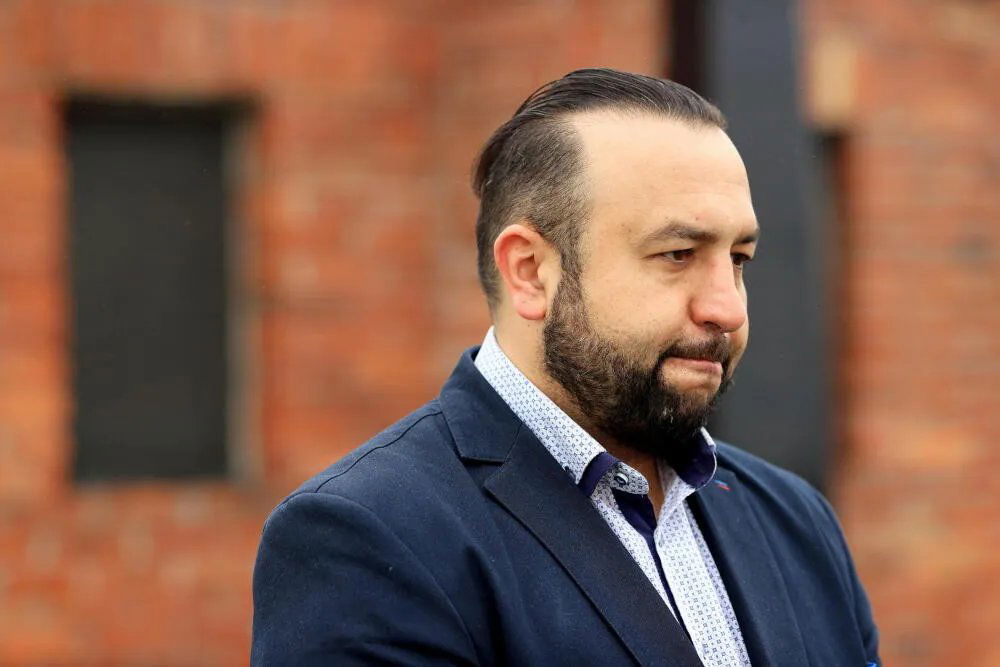 zdjęcie: Romowie upamiętnią w niedzielę przodków zgładzonych w KL Auschwitz / Brzezinka, 16.05.2026. Dyrektor Centrum Historii i Kultury Romów Władysław Kwiatkowski podczas upamiętnienia 82. rocznicy buntu Romów w