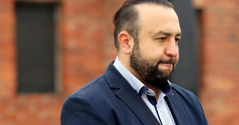 zdjęcie: Romowie upamiętnią w niedzielę przodków zgładzonych w KL Auschwitz / Brzezinka, 16.05.2026. Dyrektor Centrum Historii i Kultury Romów Władysław Kwiatkowski podczas upamiętnienia 82. rocznicy buntu Romów w