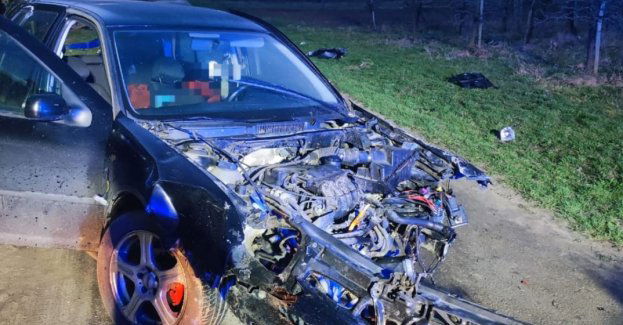 Nietrzeźwy 21-latek kierujący Volkswagenem wjechał w ogrodzenie posesji
