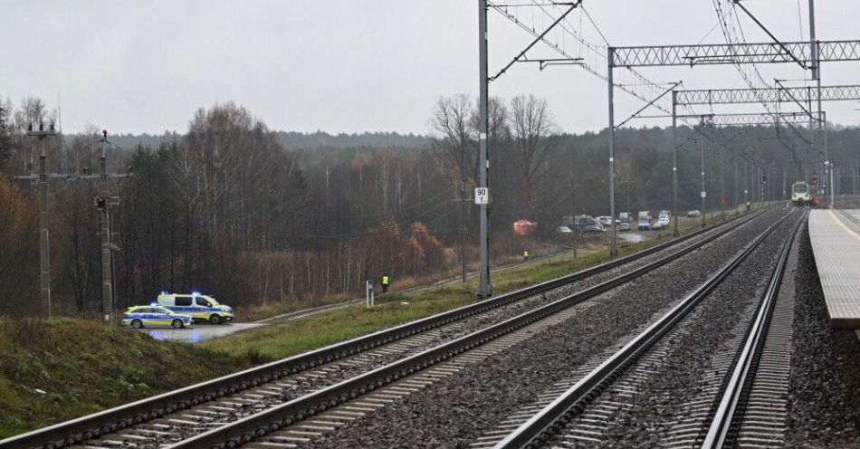 zdjęcie: Wznowiony ruch dwutorowy na odcinku uszkodzonym w wyniku dywersji / Mika (pow. garwoliński), 17.11.2025. Działania służb przy zniszczonym fragmencie torowiska na trasie Dęblin-Warszawa przy stacji kolejowej Mika, 17 bm. Premier Donald Tusk ogłosił, że doszło do aktu dywersji; eksplozja ładunku wybuchowego zniszczyła tor kolejowy. (amb) PAP/Wojtek Jargiło