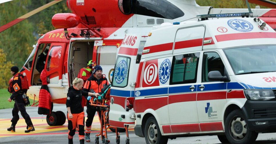 zdjęcie: Tatry: w 2025 r. mniej wypadków w górach, ale więcej ciężkich urazów / Zakopane, 15.10.2025. Śmigłowiec TOPR na lądowisku w Zakopanem, 15 bm. Podczas dwóch kolejnych lotów ratownicy ewakuowali turystę rannego w wypadku w rejonie przełęczy Zawrat oraz ciało drugiej osoby, która zginęła w tym wypadku. Tatrzański Park Narodowy ostrzega o trudynych warunkach panujących w wyższych partiach gór.  (jm) PAP/Grzegorz Momot