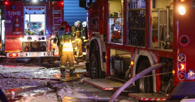 Strażacy dogaszają pożar hali w Mikołowie