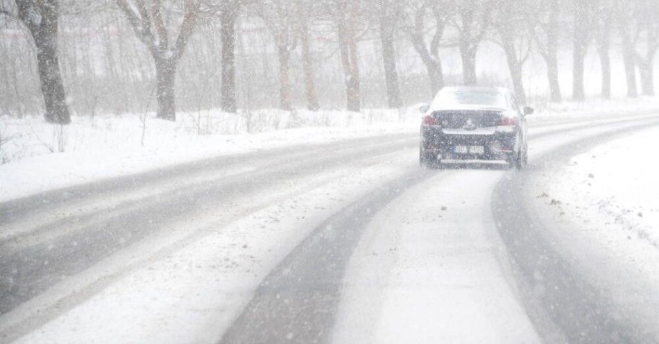 zdjęcie: IMGW ostrzega przed intensywnymi opadami śniegu i zamieciami na północy kraju / Gdańsk, 03.01.2026. Nieodśnieżona obwodnica Trójmiasta w Gdańsku, 3 bm. Z powodu intensywnych opadów śniegu na drogach panują trudne warunki. (doro) PAP/Andrzej Jackowski