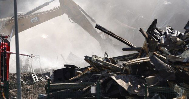 Strażacy kolejny dzień poszukują strażaka ochotnika po pożarze hali w Kawlach