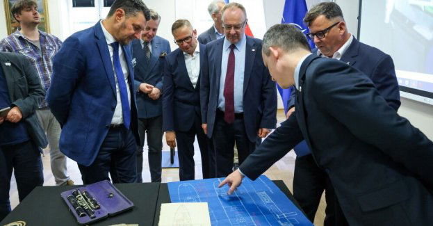 Publiczna prezentacja bandery z okrętu sztabowego Flotylli Pińskiej ORP „Admirał Sierpinek”