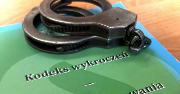 Szedł pieszo bez odblasków. Okazało się, że jest poszukiwany