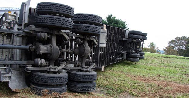 Zderzenie ciężarówki z osobówką. Są ranni
