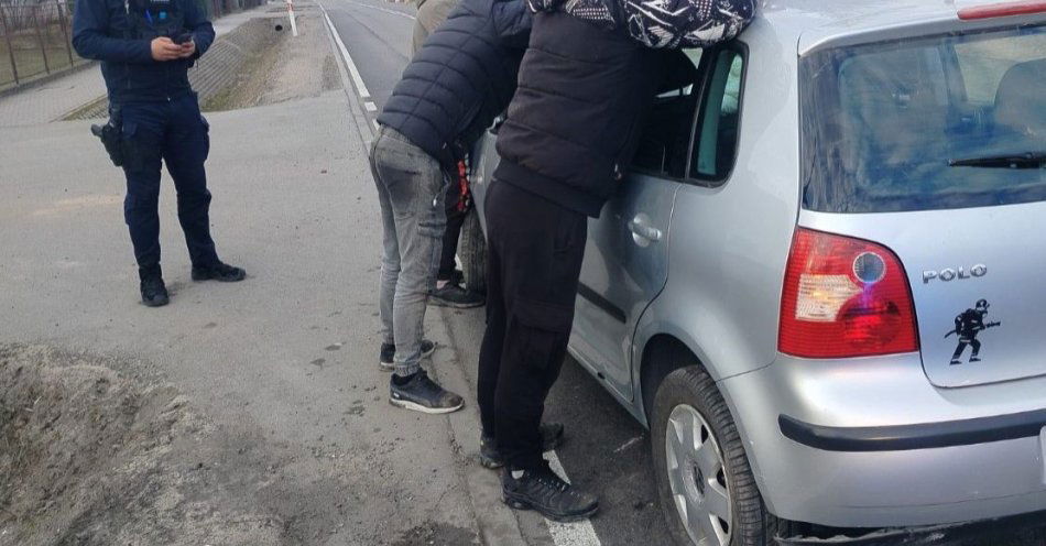 zdjęcie: Nietrzeźwi obywatele Ukrainy wpadli samochodem do rowu pod Warką / fot. KPP w Grójcu