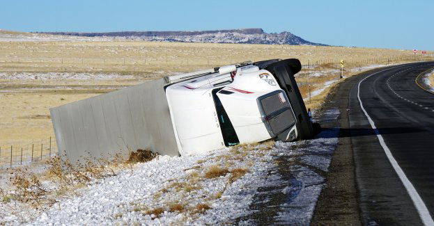 Podnoszenie ciężarówki na A1 pomiędzy Kowalem i Włocławkiem. Występują utrudnienia w ruchu